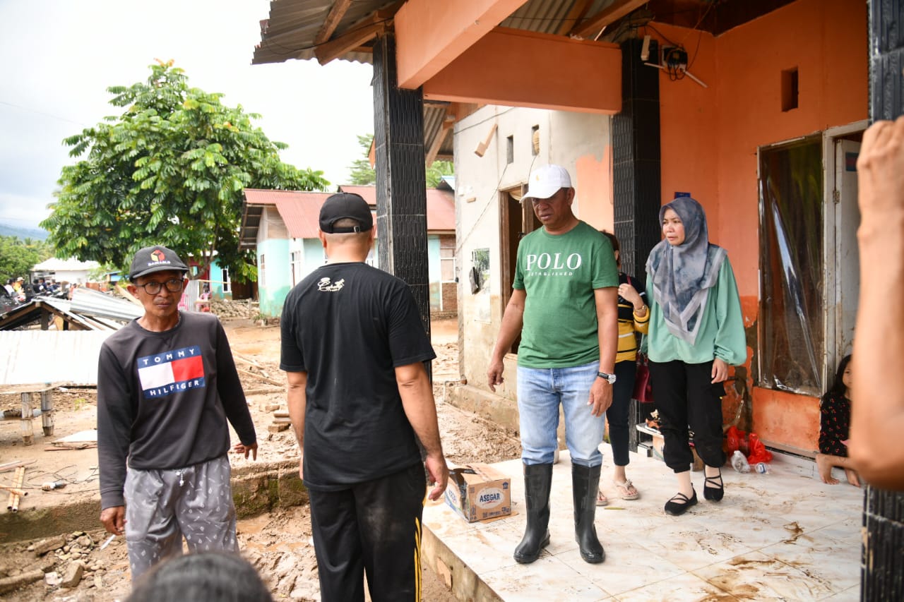 Bupati Oskar Manoppo memimpin kerja bakti massal di Desa Togid bersama warga, TNI, dan Polri