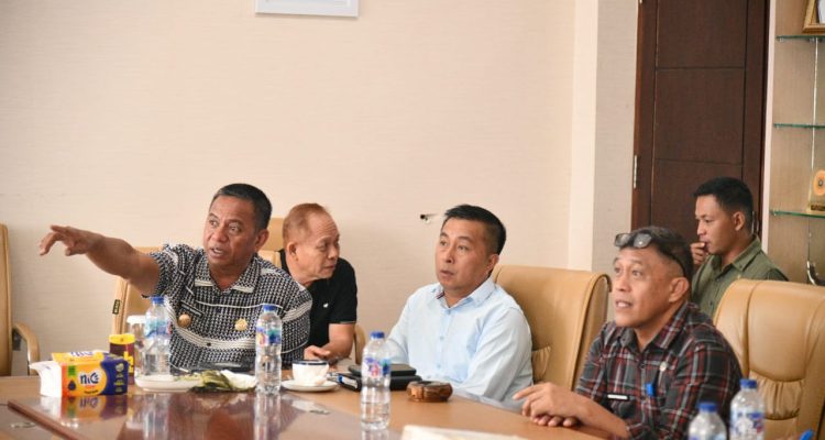 Bupati Oskar Manoppo memimpin rapat evaluasi Kabupaten Sehat Boltim