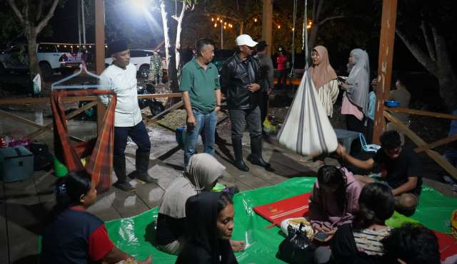 Bupati Oskar Manoppo mendengarkan keluhan warga di lokasi banjir Kotabunan.