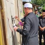 Bupati Bolmut Sirajudin Lasena didampingi Wakil Bupati Moh. Aditya Pontoh melakukan penyerahan simbolis kunci rumah layak huni kepada warga Desa Tuntung dengan memotong pita di depan rumah baru yang telah selesai dibangun. Prosesi ini merupakan bagian dari program rehabilitasi Rumah Tidak Layak Huni (RTLH) yang bertujuan meningkatkan kualitas hidup masyarakat.