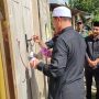 Bupati Bolmut Sirajudin Lasena didampingi Wakil Bupati Moh. Aditya Pontoh melakukan penyerahan simbolis kunci rumah layak huni kepada warga Desa Tuntung dengan memotong pita di depan rumah baru yang telah selesai dibangun. Prosesi ini merupakan bagian dari program rehabilitasi Rumah Tidak Layak Huni (RTLH) yang bertujuan meningkatkan kualitas hidup masyarakat.