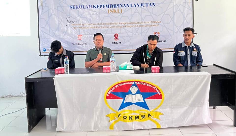Donal Lamunte saat menyampaikan materi pengawasan pembangunan daerah di kegiatan FOKMMA IAIN Gorontalo