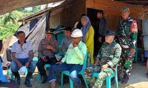 Bupati Oskar Manoppo bersama jajaran pemerintah dan aparat keamanan tampak duduk berdiskusi dengan warga setempat di lokasi terdampak banjir. Kehadiran mereka menunjukkan komitmen pemerintah daerah untuk memberikan perhatian dan dukungan kepada masyarakat yang terdampak bencana.