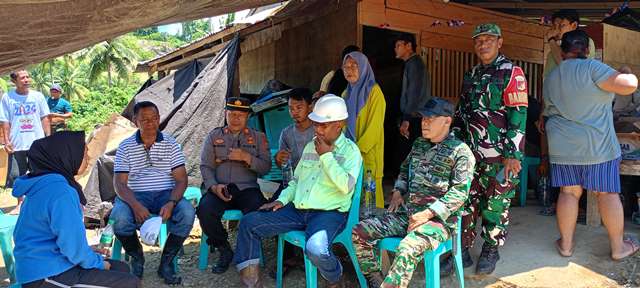 Bupati Oskar Manoppo bersama jajaran pemerintah dan aparat keamanan tampak duduk berdiskusi dengan warga setempat di lokasi terdampak banjir. Kehadiran mereka menunjukkan komitmen pemerintah daerah untuk memberikan perhatian dan dukungan kepada masyarakat yang terdampak bencana.