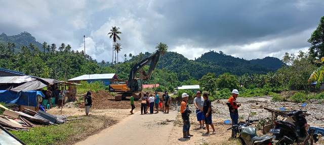 Aktivitas pengerjaan jalur alternatif yang dilakukan oleh warga bersama pihak pemerintah setempat. Alat berat digunakan untuk mempercepat pemulihan infrastruktur yang terhenti akibat banjir, dengan harapan bisa segera memulihkan konektivitas antar desa.
