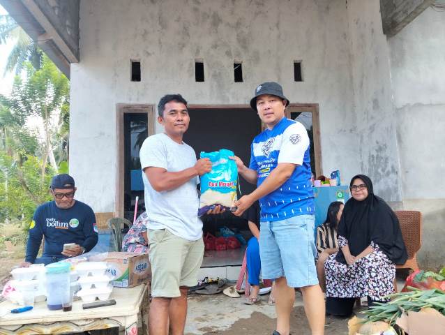 Frendy Sengkey (mengenakan topi) saat menyerahkan Bantuan Sembako kepada korban banjir