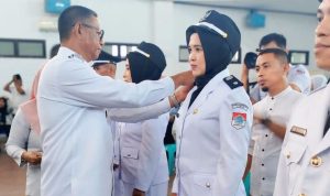 Jois Silvia Sari Potabuga saat dilantik sebagai Penjabat Sangadi Tutuyan oleh Bupati Oskar Manoppo di Aula Kantor Bupati Boltim.