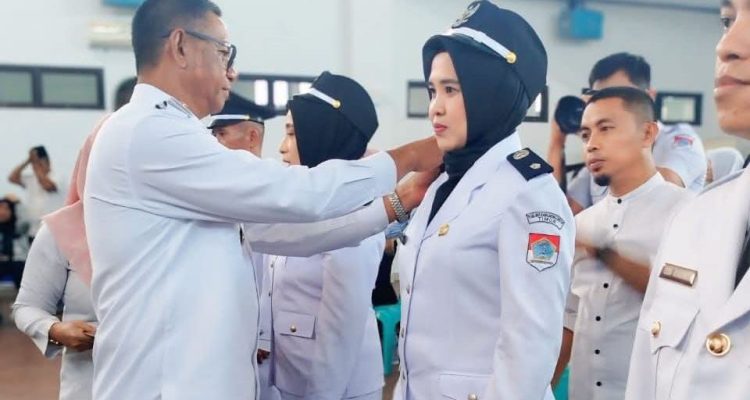 Jois Silvia Sari Potabuga saat dilantik sebagai Penjabat Sangadi Tutuyan oleh Bupati Oskar Manoppo di Aula Kantor Bupati Boltim.
