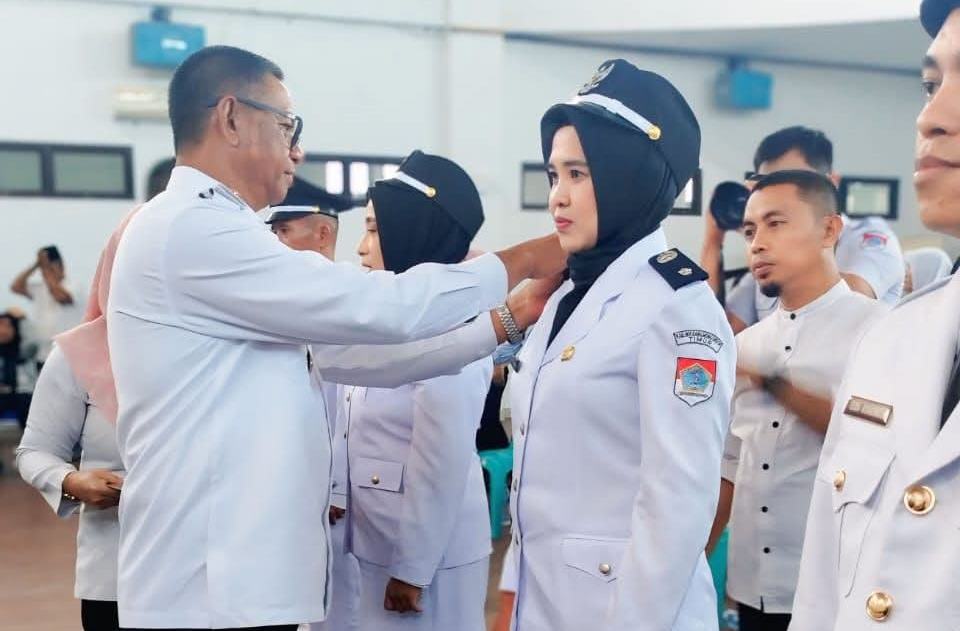 Jois Silvia Sari Potabuga saat dilantik sebagai Penjabat Sangadi Tutuyan oleh Bupati Oskar Manoppo di Aula Kantor Bupati Boltim.