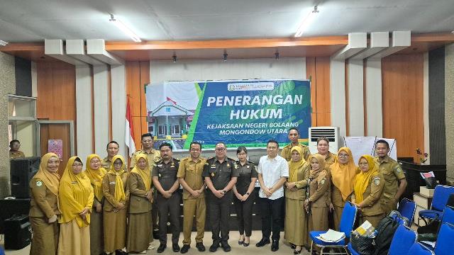 Kajari Boltara bersama jajaran dan peserta kegiatan penerangan hukum berfoto bersama di akhir kegiatan.
