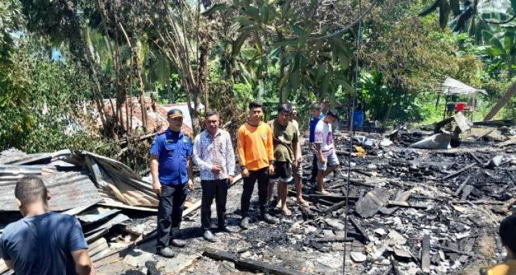 Warga dan aparat desa meninjau lokasi rumah milik keluarga Dolfi Sumaga - Tempomisa yang ludes terbakar di Dusun IV, Desa Dodap Mikasa, Kecamatan Tutuyan, Kamis, (1/5/2025). Kebakaran ini menyebabkan kerugian mencapai sekitar Rp100 juta.
