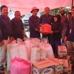 Kepala BPS Boltim Abdula Kango menyerahkan bantuan kepada warga Desa Togid terdampak banjir