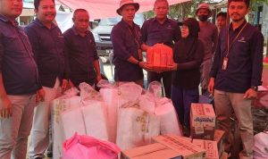 Kepala BPS Boltim Abdula Kango menyerahkan bantuan kepada warga Desa Togid terdampak banjir