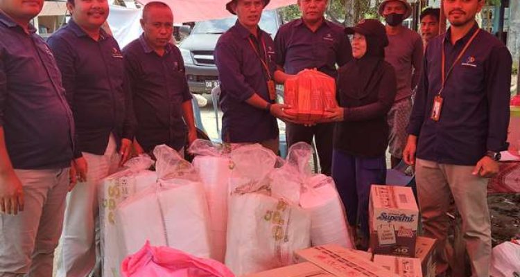 Kepala BPS Boltim Abdula Kango menyerahkan bantuan kepada warga Desa Togid terdampak banjir