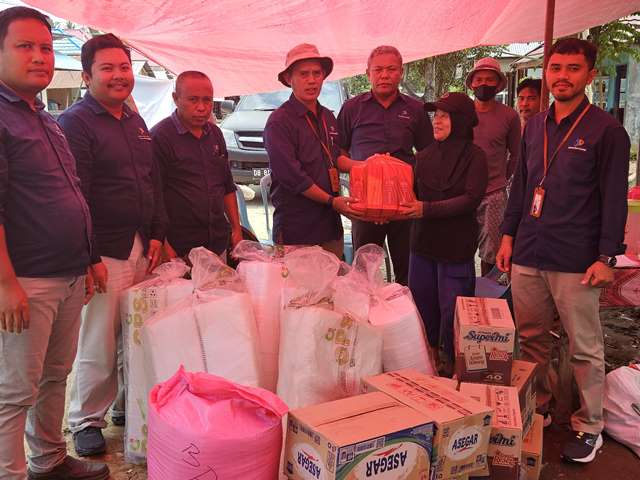 Kepala BPS Boltim Abdula Kango menyerahkan bantuan kepada warga Desa Togid terdampak banjir