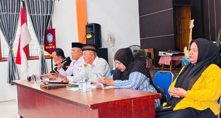Kepala Desa Boroko Timur Roby Pakaya di dampingi Ketua BPD Boroko Timur Tilaar Soni dan jajaran saat memberikan arahan dan mekanisme Musdesus pembentukan Koperasi Merah Putih