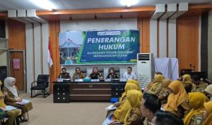 Kepala Kejaksaan Negeri Bolmong Utara, Oktafian Syah Effendi, saat menyampaikan materi penerangan hukum kepada ASN Dinas Kesehatan, Senin (2652025)