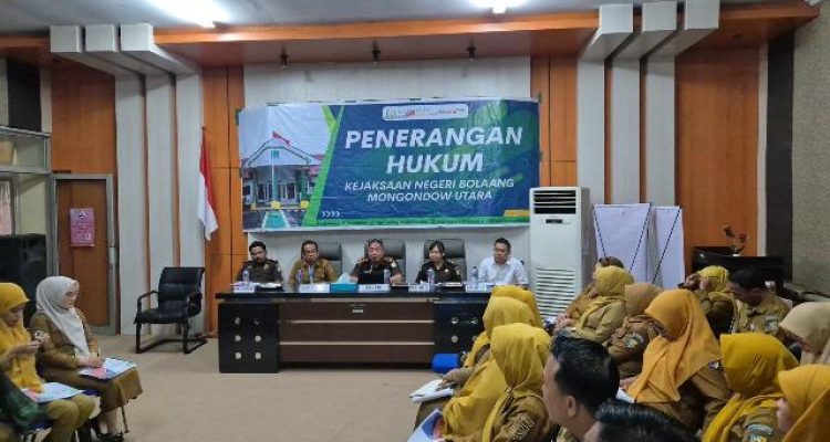 Kepala Kejaksaan Negeri Bolmong Utara, Oktafian Syah Effendi, saat menyampaikan materi penerangan hukum kepada ASN Dinas Kesehatan, Senin (2652025)
