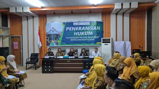 Kepala Kejaksaan Negeri Bolmong Utara, Oktafian Syah Effendi, saat menyampaikan materi penerangan hukum kepada ASN Dinas Kesehatan, Senin (2652025)