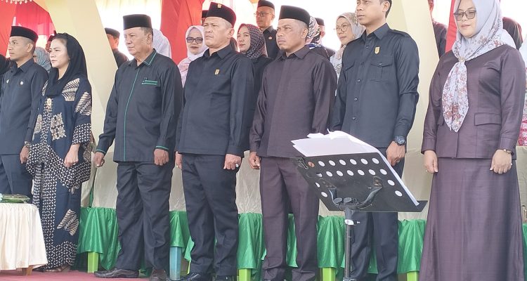 Ketua Fraksi PDI Perjuangan Dewi Zandra dan Abdul Zamad Lauma menghadiri upacara Hardiknas 2025 bersama Bupati Bolmut.