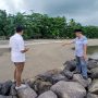 Ketua Komisi III DPRD Bolmut Abdul Zamad Lauma bersama Ketua Fraksi Partai Demokrat Vikri Gam meninjau kondisi proyek pengaman pantai dan tambatan perahu, Senin (19/5/2025).