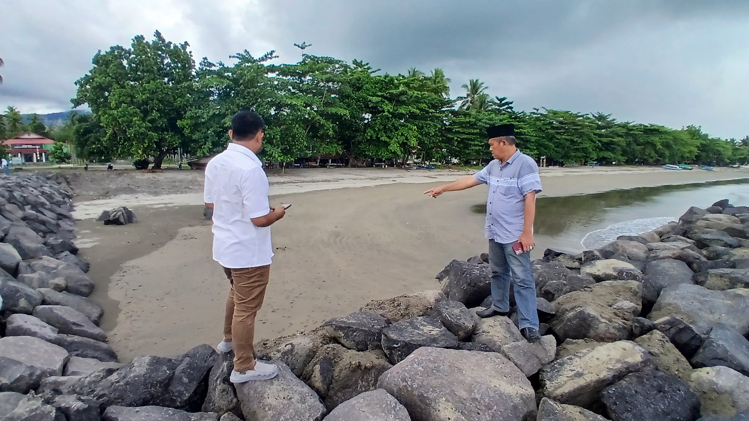 Ketua Komisi III DPRD Bolmut Abdul Zamad Lauma bersama Ketua Fraksi Partai Demokrat Vikri Gam meninjau kondisi proyek pengaman pantai dan tambatan perahu, Senin (19/5/2025).