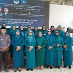 Ketua PKK Kecamatan Nuangan melantik pengurus PKK desa di Pantai Batu Buaya, Boltim.