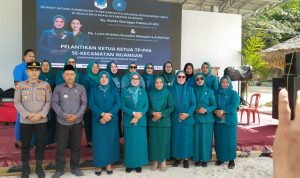 Ketua PKK Kecamatan Nuangan melantik pengurus PKK desa di Pantai Batu Buaya, Boltim.