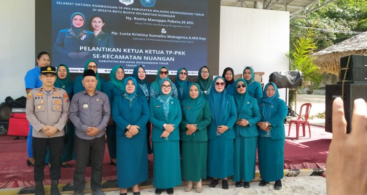 Ketua PKK Kecamatan Nuangan melantik pengurus PKK desa di Pantai Batu Buaya, Boltim.