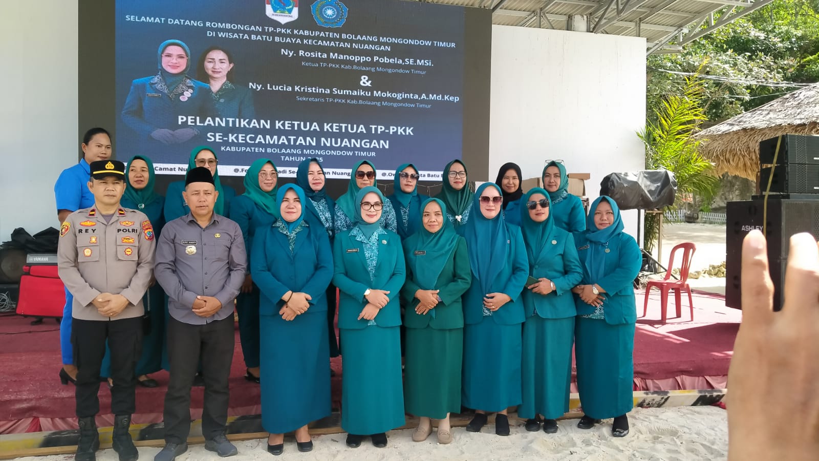 Ketua PKK Kecamatan Nuangan melantik pengurus PKK desa di Pantai Batu Buaya, Boltim.