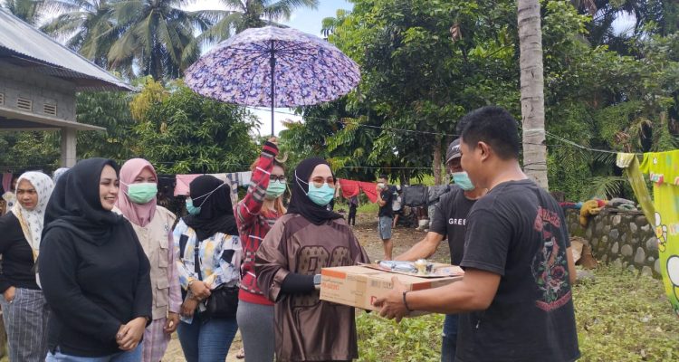 Ketua TP-PKK Boltim Salurkan Bantuan Kompor untuk Warga Terdampak Banjir