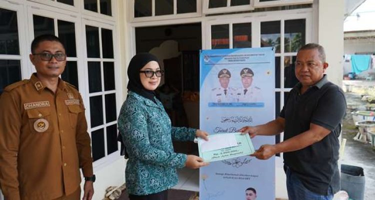 Ketua TP PKK Boltim menyerahkan Santunan Duka.