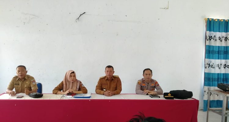 Camat Nuangan bersama jajaran pemerintah desa saat mengikuti sosialisasi pembentukan Koperasi Desa Merah Putih di Aula Kantor Kecamatan Nuangan.