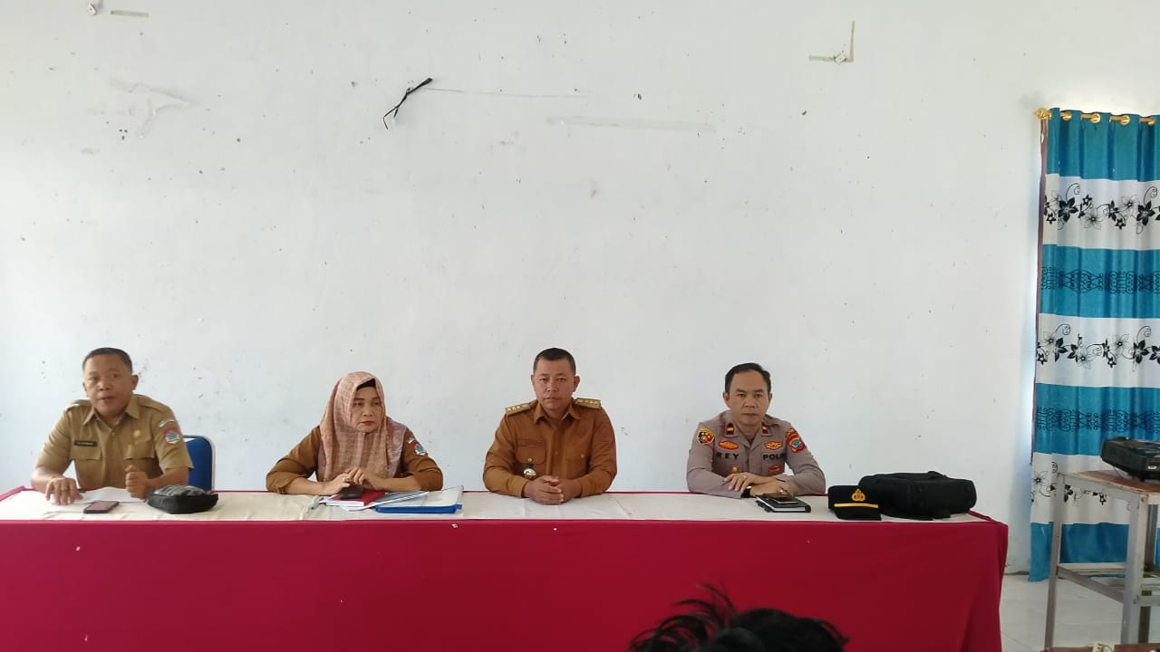 Camat Nuangan bersama jajaran pemerintah desa saat mengikuti sosialisasi pembentukan Koperasi Desa Merah Putih di Aula Kantor Kecamatan Nuangan.