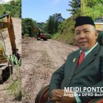 Meidi Pontoh yang menggunakan dana pribadi untuk memperbaiki jalan yang rusak parah dan memfasilitasi akses bagi petani setempat. Foto ini juga memperlihatkan alat berat yang digunakan untuk menimbun dan meratakan jalan yang telah lama dikeluhkan warga.