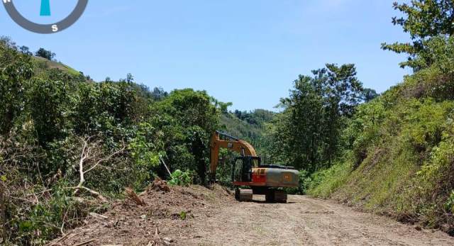 Perbaikan jalan terus berlanjut di Desa Binuni dengan melibatkan warga sekitar dalam pengangkutan material. Foto ini menunjukkan betapa pentingnya sinergi antara wakil rakyat dan masyarakat dalam memperbaiki infrastruktur yang mendesak. Foto ini diambil pada Sabtu, 3 Mei 2025