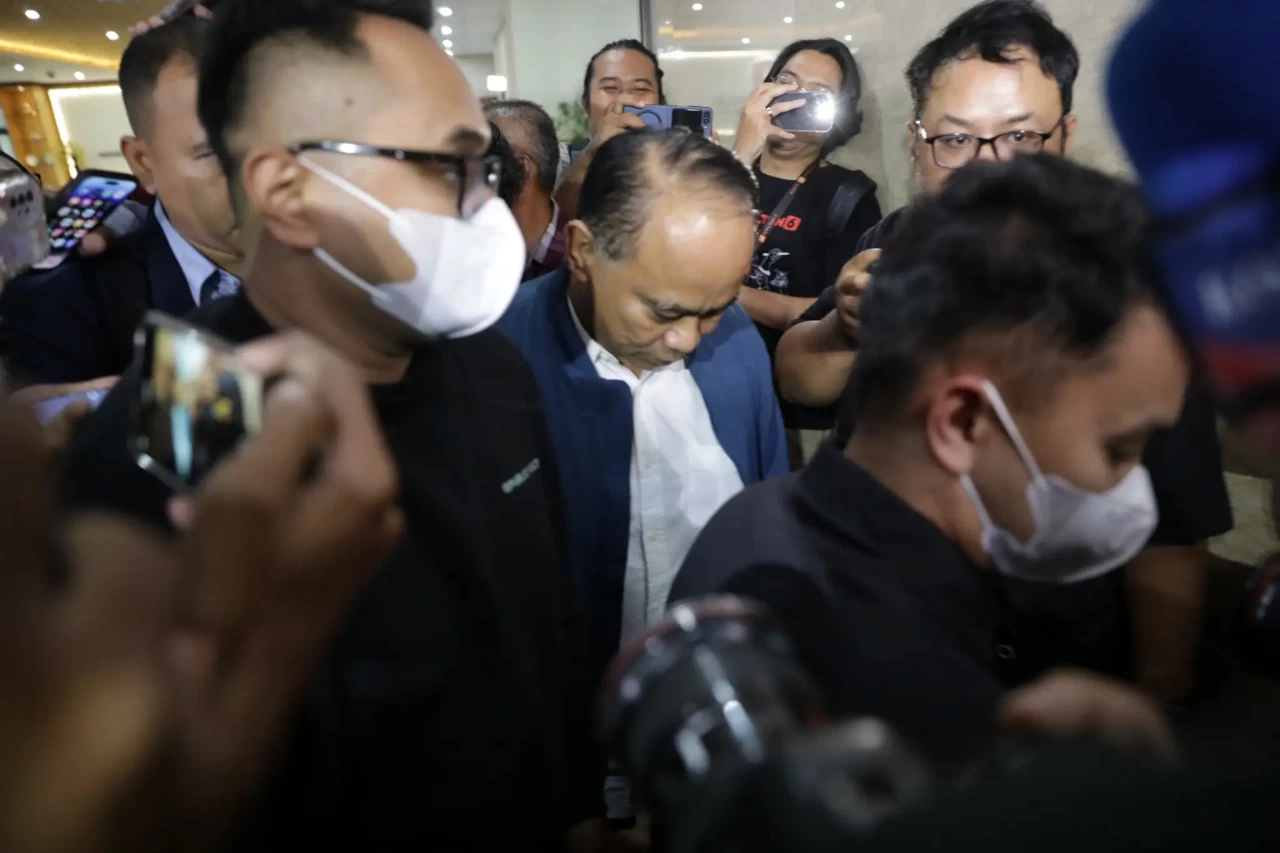 Menteri Koperasi Budi Arie Setiadi setelah menjalani pemeriksaan oleh Bareskrim Mabes Polri, Jakarta, 19 Desember 2024. Pemeriksaan diduga terkait dengan judi online (judol) yang dibekingi Kementerian Komunikasi dan Digital (Kemkomdigi). Belakangan ini, Polri melalui Polda Metro Jaya tengah menangani kasus judi online yang rentang peristiwa pidananya terjadi saat Budi Arie masih bertugas sebagai menteri Komunikasi dan Informatika (Kominfo).
