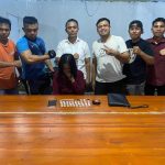 Tim Satresnarkoba Polres Bitung saat mengamankan seorang perempuan berinisial RP bersama barang bukti sabu yang ditemukan di rumahnya di Kelurahan Pateten Dua, Bitung. (Foto: Istimewa/BINADOW.COM)