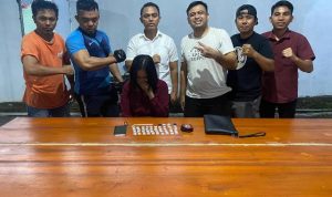 Tim Satresnarkoba Polres Bitung saat mengamankan seorang perempuan berinisial RP bersama barang bukti sabu yang ditemukan di rumahnya di Kelurahan Pateten Dua, Bitung. (Foto: Istimewa/BINADOW.COM)