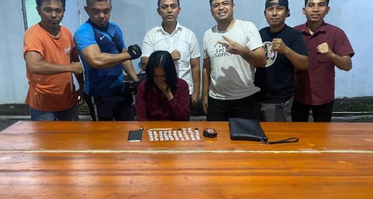 Tim Satresnarkoba Polres Bitung saat mengamankan seorang perempuan berinisial RP bersama barang bukti sabu yang ditemukan di rumahnya di Kelurahan Pateten Dua, Bitung. (Foto: Istimewa/BINADOW.COM)