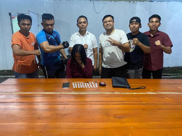Tim Satresnarkoba Polres Bitung saat mengamankan seorang perempuan berinisial RP bersama barang bukti sabu yang ditemukan di rumahnya di Kelurahan Pateten Dua, Bitung. (Foto: Istimewa/BINADOW.COM)