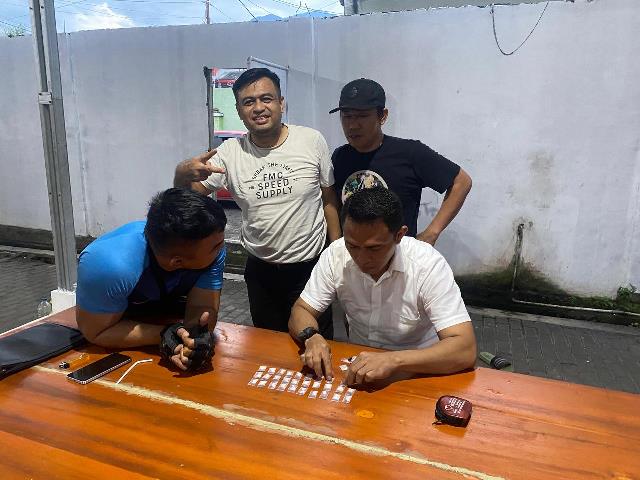 Kasat Resnarkoba Polres Bitung, IPTU Trivo Datukramat, SH MH (baju putih) bersama timnya saat melakukan pemeriksaan awal terhadap barang bukti sabu hasil penggeledahan. (Foto: Istimewa/BINADOW.COM)