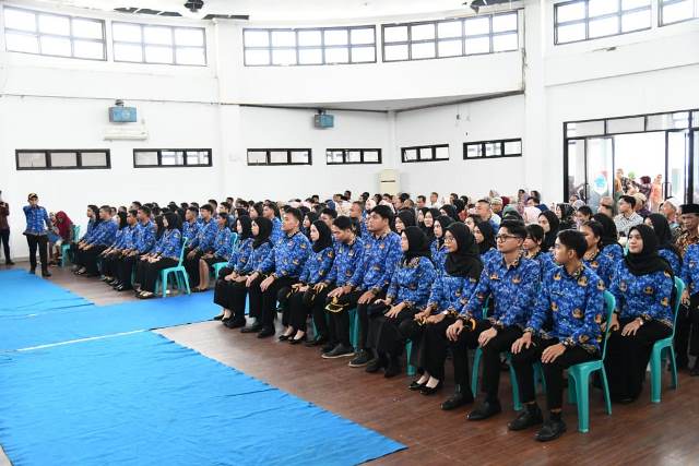 Para CPNS mengenakan seragam Korpri duduk rapi mengikuti prosesi penyerahan SK di Aula Kantor Bupati.