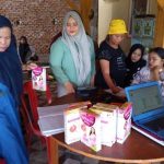 Pelayanan Posyandu di Desa Tutuyan dengan partisipasi kader dan tenaga kesehatan.
