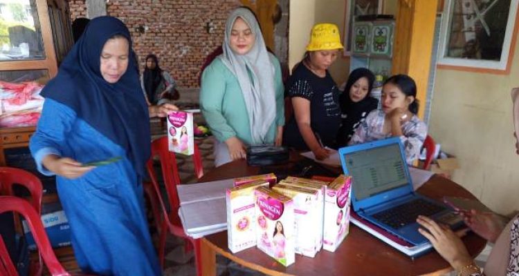 Pelayanan Posyandu di Desa Tutuyan dengan partisipasi kader dan tenaga kesehatan.