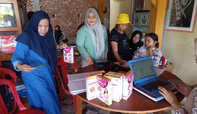 Pelayanan Posyandu di Desa Tutuyan dengan partisipasi kader dan tenaga kesehatan.