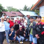 Pengurus PMI bersama Relawan foto bersama Bupati Boltim Oskar Manoppo, dilokasi giat bakti sosial desa Togid