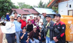 Pengurus PMI bersama Relawan foto bersama Bupati Boltim Oskar Manoppo, dilokasi giat bakti sosial desa Togid