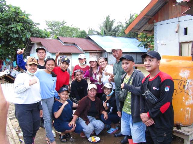 Pengurus PMI bersama Relawan foto bersama Bupati Boltim Oskar Manoppo, dilokasi giat bakti sosial desa Togid