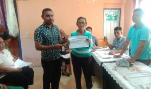 Penyaluran BLT Dana Desa di Dodap Mikasa oleh Pj. Sangadi Andi Ayub Mangoli kepada 25 KPM